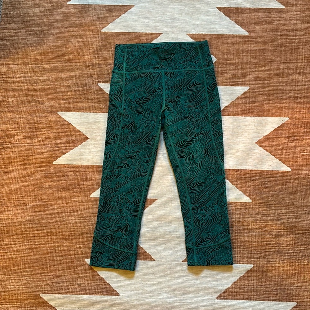 Lululemon size 6 capri black and aqua leggings